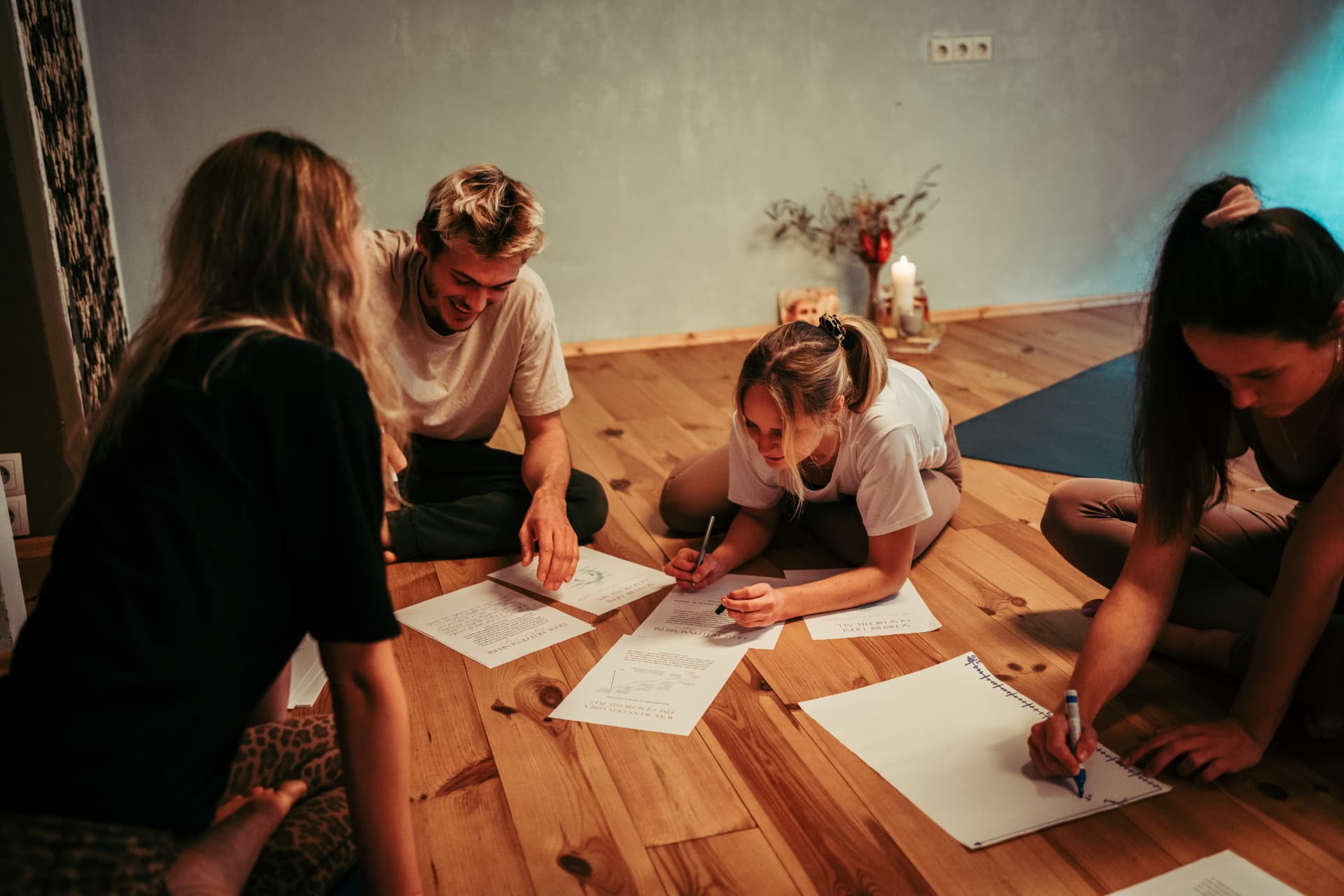 Gruppe beim kreativen Schreiben in einem Workshop